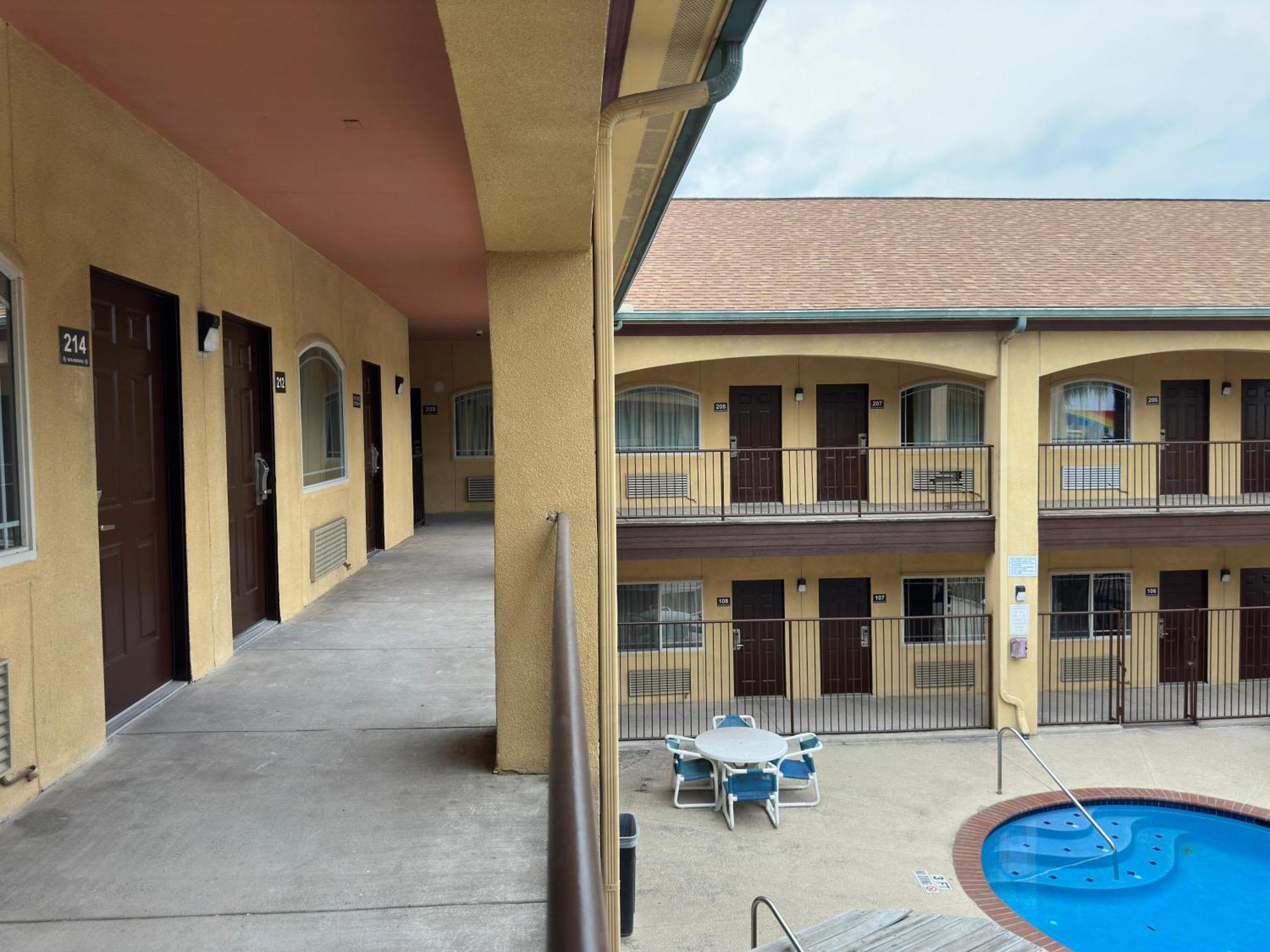 Texas Inn And Suites Rgv Edinburg Exterior photo